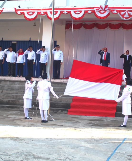 Upacara Pengibaran Bendera Merah Putih di UNIHAZ Peringati HUT ke-80 RI