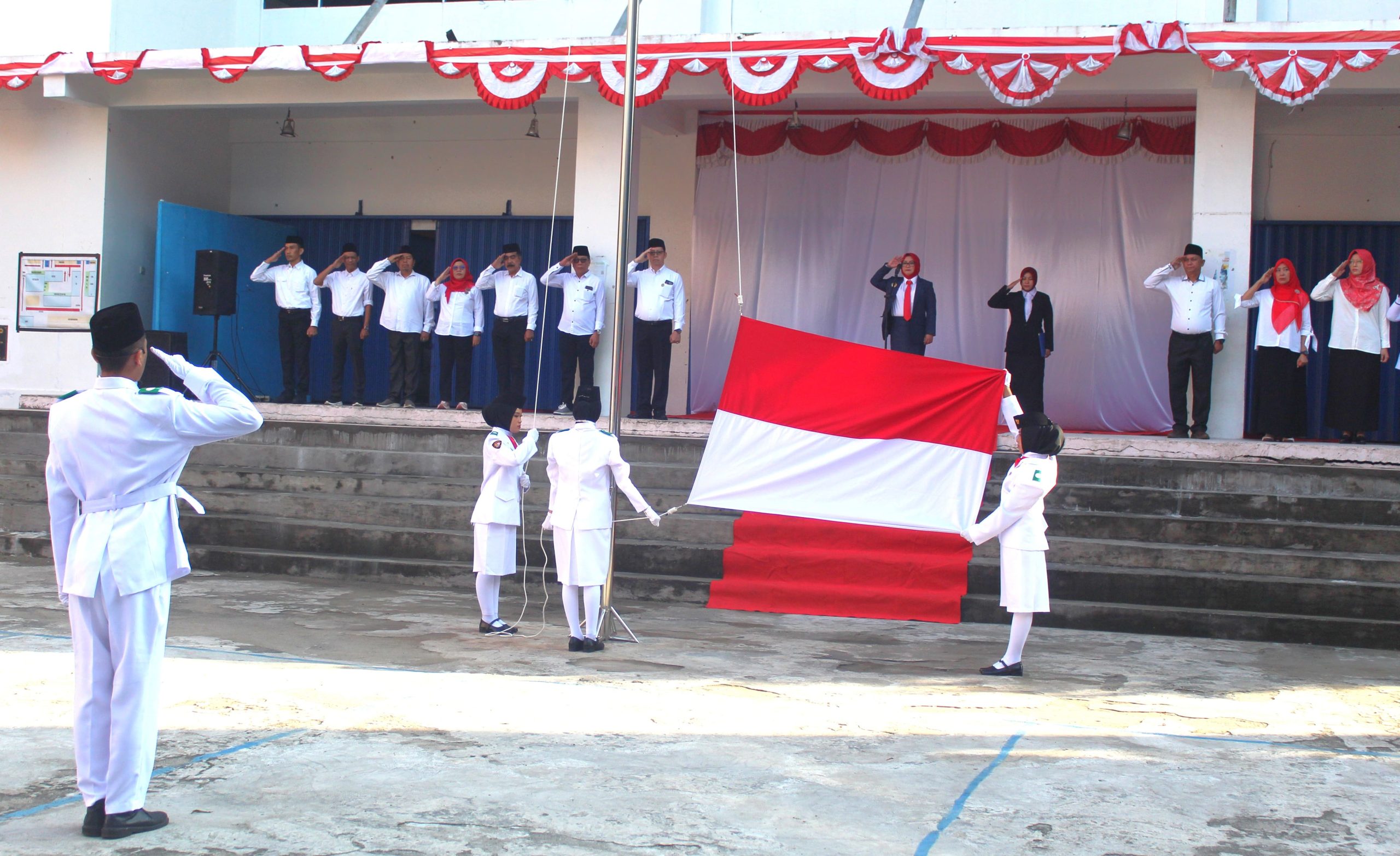 Upacara Pengibaran Bendera Merah Putih di UNIHAZ Peringati HUT ke-80 RI Upacara Pengibaran Bendera Merah Putih di UNIHAZ Peringati HUT ke-80 RI