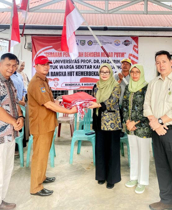 Gerakan Pembagian Bendera Merah Putih kepada warga yang tinggal di sekitar lingkungan kampus UNIHAZ