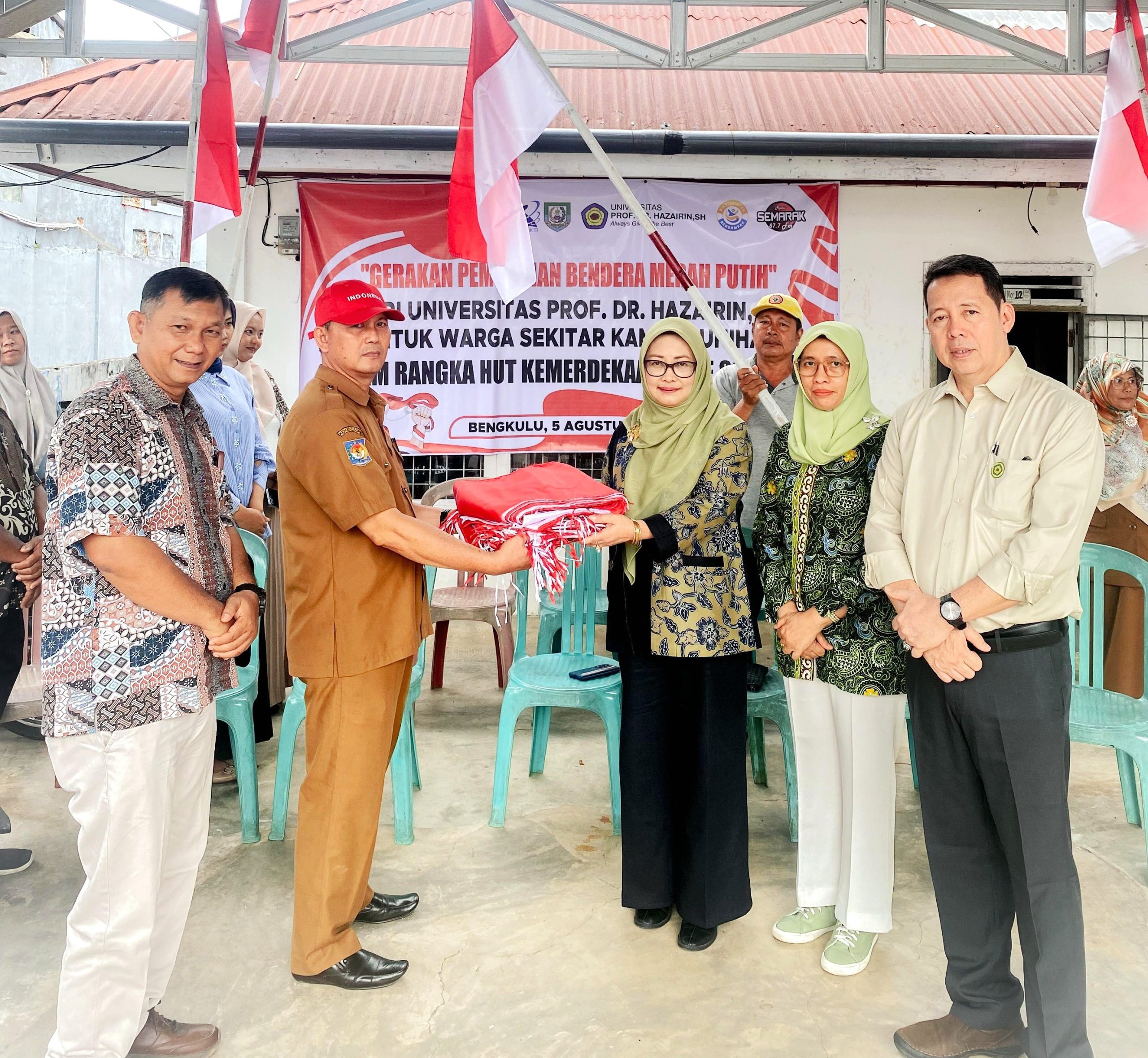 Gerakan Pembagian Bendera Merah Putih kepada warga yang tinggal di sekitar lingkungan kampus UNIHAZ Gerakan Pembagian Bendera Merah Putih kepada warga yang tinggal di sekitar lingkungan kampus UNIHAZ